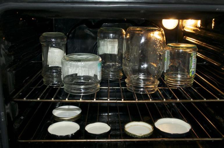 Sterilizing cans in the oven