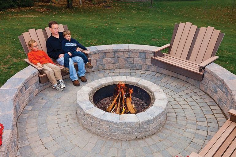 Do-it-yourself hearth for a bonfire in the country