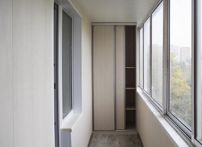 Do-it-yourself wardrobe to the balcony