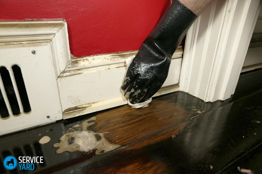 dr__fire__loss__bedroom__hand__cleaning__baseboard1